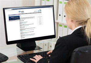 Photo of computer user using JAWS software
