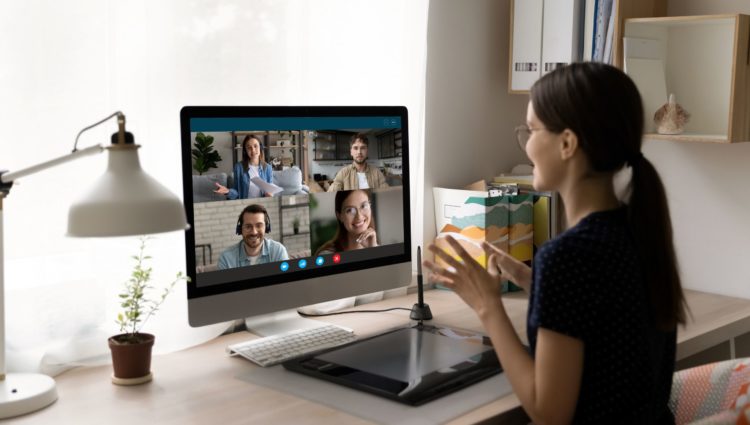 A young woman in front of her computer during an online meeting with four other people